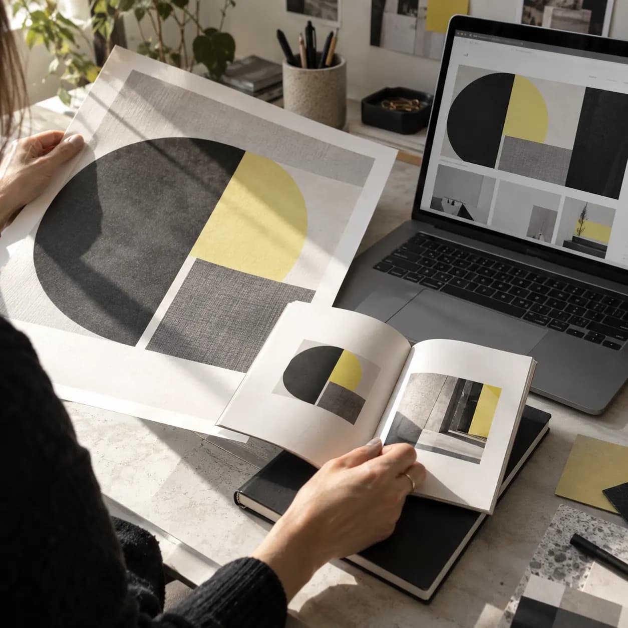 Une direction graphique travaillée sur affiche, brochure et interface